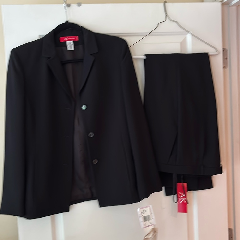 AK Anne Klein black ladies suit, size 6. NWT